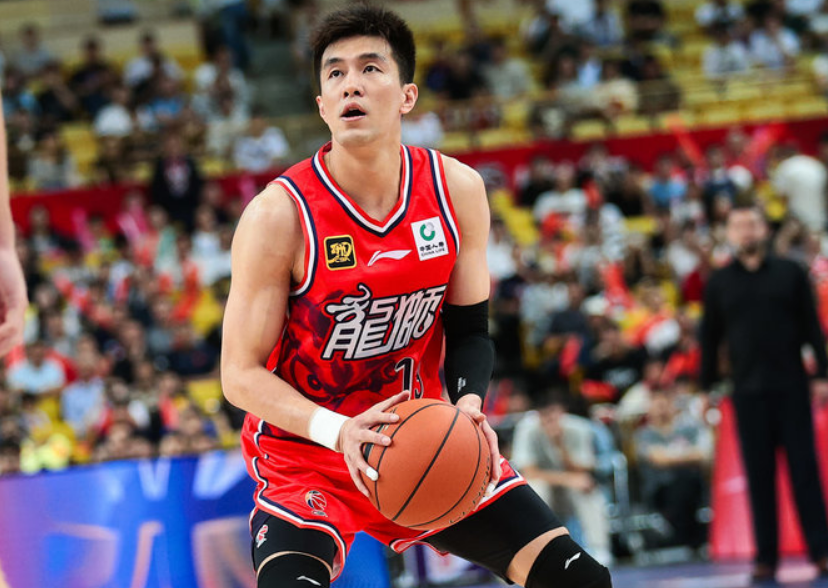 世界杯官方直播-突发!郭艾伦突破左膝受伤痛苦倒地翻滚 被担架车给推下场